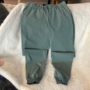 BRAND NEW Lululemon joggers - size 8 - no tags but never worn